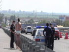 В одних трусах мужчина шёл по Ворошиловскому мосту в Грузию