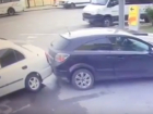 Автоледи на иномарке толкнула «попой» чужое авто на парковке Ростова и уехала с места ДТП