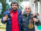 Чемпиона мира по греко-римской борьбе поприветствовали фанаты в ростовском аэропорту 