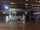 На ростовском автовокзале люди не могут выбраться из потоков грязной воды