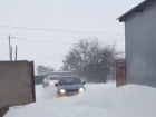 Прорывающиеся с боем сквозь огромные снежные сугробы легковушки в Ростове попали на видео