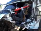 Доставать клещами из покореженного грузовика пришлось 23-летнего парня после ДТП в Ростовской области