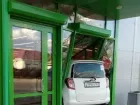 Водитель иномарки в Ростовской области на скорости въехал в супермаркет