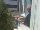Вытряхивающего "пылесосный" мусор из окна многоэтажки Ростова "нехорошего" соседа поймали на видео