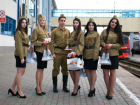 Молодые красавицы в солдатской форме удивили пассажиров железнодорожного вокзала Ростова