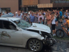 В Ростове водитель Hyundai Equus пробил ограду разделительной полосы и вылетел на тротуар 