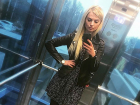 Очаровательная солистка ростовской группы показала в лифте стройные ножки под хит Макаревича