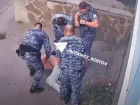На набережной Ростова мужчину сначала избили неизвестные, а затем и сотрудники Росгвардии