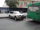 Дерзкий внедорожник устроил таран автобуса в центре Ростова