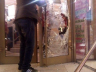 В Ростове воришки разбили дверь, после того как их узнала продавщица