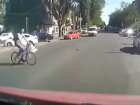 Опасный выезд «бессмертного» велосипедиста под колеса иномарки в Ростове попал на видео 