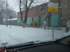 Застрявший в пробке Bobcat внезапно бросился расчищать снег на тротуаре под Ростовом 