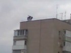 Испугавшиеся жильцы многоэтажки в Батайске сняли на видео опасные селфи подростков на крыше