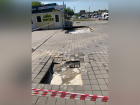 В Ростове на Малиновского провалился тротуар и образовалась яма с водой