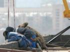 Двое рабочих насмерть разбились, упав с высоты 5-го этажа в Ростовской области