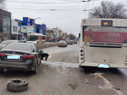 У «Инфинити» оторвало колесо после столкновения с автобусом в Ростове