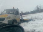 Примчавшийся на помощь «Жигуленку» эвакуатор накрепко застрял в сугробе на ростовской трассе