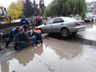 Зыбучая насыпь засосала автомобиль с перепуганным водителем в Ростовской области