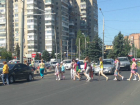 Педагоги вывели детей под колеса и создали пробку  на оживленной дороге Ростова