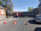 В Ростове школьник на электросамокате столкнулся с легковым автомобилем