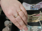 Повысившей себе зарплату на 10 тысяч продавцу-консультанту грозит до пяти лет тюрьмы