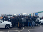Торговцы с временного рынка в старом аэропорту Ростова вышли на митинг