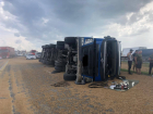 В Ростовской области на трассе перевернулся грузовик и водитель попал в больницу