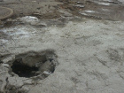 Засыпанные водоканалом жуткие ямы провалилсь после потепления в ростовском ГСК