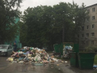 Гигантский мусорный "сугроб" за ночь вырос у многоквартирного дома в Ростове