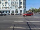 В центре Ростова водитель Ford сбил двоих парней на электросамокате 