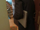 Внимательный рецидивист «увел» ноутбук и два телефона из-под носа у хозяев квартиры в Ростовской области