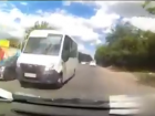 В Ростове водитель маршрутки проехал по встречке и едва не разбил легковой автомобиль