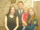 Любимого папу и дедушку Дмитрия Ремигина поздравляют любящие дочки и внучка