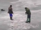 Безрассудных рыбаков на дырявом льду водохранилища в Ростове сняли на видео