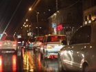 Попытавшаяся проскочить между фурой и легковушкой Skoda застряла и спровоцировала огромную пробку в Ростове