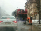 Возмутившая ростовчан укладка асфальта в глубокие лужи попала на фото