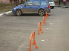 Наглый захват парковочных мест для автомобилей устроили жители дома в Ростове-на-Дону