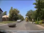 В Таганроге у трактора на ходу отвалилось колесо