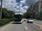 Женщина попала под автобус с пассажирами на пешеходном переходе в центре Ростова