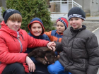 Ростовские таможенники подарили собаку детям из приюта