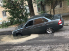 «Зыбучий» асфальт поглотил ехавшую по перекрестку легковушку в центре Ростова