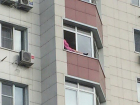 Опасные утренние посиделки у края окна на седьмом этаже шокировали ростовчан
