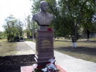 Памятник создателю пистолета ТТ Федору Токареву в Ростовской области 