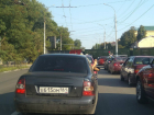 Проветривавший «вонючие» ноги в окне иномарки пассажир озадачил жителей Ростовской области 