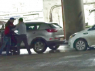 Два агрессивных водителя попытались устроить драку в центре Ростова и попали на видео