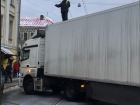 Ростовская фирма уволила водителя, который перекрыл на фуре дорогу в центре Москвы