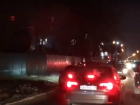 Отчаянная попытка наглых автолюбителей объехать огромную пробку по встречке в Ростове попала на видео