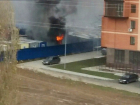Пламя охватило постройку на территории жилого комплекса в Ростове
