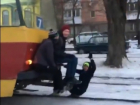 Опасная поездка восторженных ростовских школьников на прицепном устройстве трамвая попала на видео