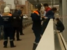 Забравшегося на край Ворошиловского моста "экстремала" отговорили от прыжка ростовские спасатели
